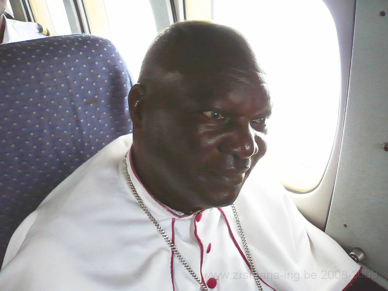 173 Mgr. Ngabu vliegtuig naar Bunia 24.10.08.jpg
